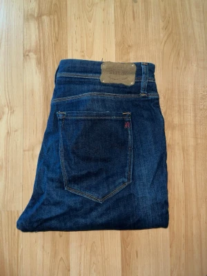 Replay jeans  - Marinblåa skinny jeans från Replay. Midja 36cm, längd 100cm. Obs baktill vid sömnen så finns det ör liten defekt. JAG SKICKAR EJ FLER BILDER NÄR JAG BÄR JEANSEN! för bättre inblick i passformen rekommenderar jag att googla på modellnamnet. För storleksguide kolla måtten noggrant då jeansen alltid kan vara uppsydda heller krympta och jag ej tar emot returer :) s6,2