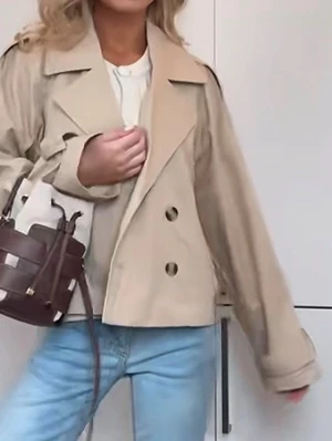 Trenchcoat - Jättefin trenchcoat från H&M, knappt använd! Perfekt inför våren🌸🌸