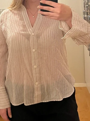 Randig skjorta - Superfin skjorta med bruna ränder från Zara i storlek M. Aldrig använd☺️
