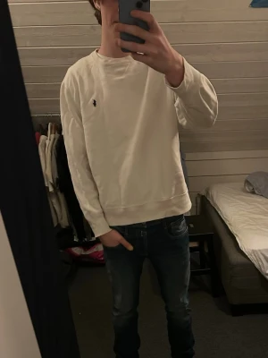 Vit sweatshirt från Ralph Lauren - Vit sweatshirt från Ralph Lauren. Är inte riktigt min stil. Kom privat för mer! Är 187