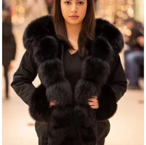 svart pälsjacka med äkta päls - svart jacka med äkta päls, knappt använd, kom privat för egna bilder💓