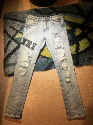 Feta jeans  - Riktigt feta jeans som är i riktigt bra skick💪🏽 dem sitter bra på mig som är 170 ish🔥 skriv om ni har frågor priset är inte huggit i sten🫡