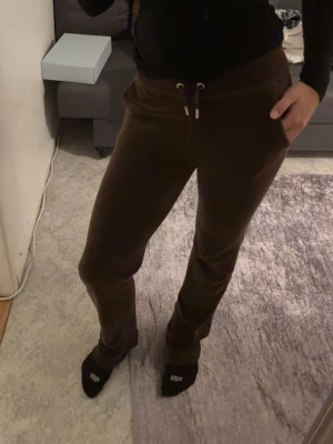 Bruna Juicy Couture mjukisbyxor - Säljer mina bruna mjukisbyxor ifrån Juicy couture, säljer tyvärr ändast byxorna då jag redan sålt tröjan. Storlek XS. säljer då de aldrig används.