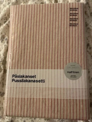 Randigt påslakanset halvlinne Ludvig - Säljer ett påslakanset i halvlinne med smala röda och vita ränder. Setet består av ett påslakan och ett örngott. Materialet är 60% bomull och 40% linne, vilket ger en mjuk och naturlig känsla. 