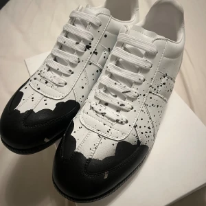 Helt nya Maison Margiela Gats - Helt nya vita Gats, skriv för mer mer info.     Skokartong ingår.                                                          Innersula 28,5 cm.                                                        True to size.                                                             0bs lnte 0rglnaI 