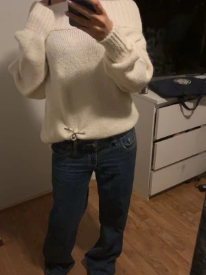 Blåa low waist wide jeans - Säljer ett par blåa jeans med låg midja och breda ben. Jeansen har klassiska fickor både fram och bak, samt kontrastsömmar som ger en snygg detalj. De har små slitningar längst ner på båda benen som syns på bilden. Pris går att diskutera och jag kan skicka fler bilder på dem!🥰