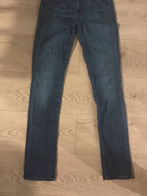 Replay jeans - Snygga replay jeans i mörkblå tvätt med klassisk femficksdesign och raka ben. Jeansen har normal passform och är tillverkade i slitstarkt bomullsjeansmaterial. Perfekta för en avslappnad och stilren look.