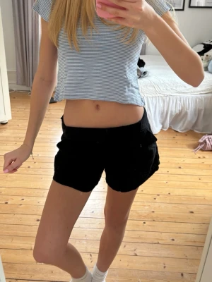 Svarta linneshorts - Svarta linneshorts från H&M i storlek 34/xs. Fint skick, använda max 3 gånger💕