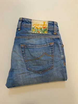 Blåa Jacob Cohen jeans 622 - Blåa Jacob Cohen jeans //  Mycket bra skick //  Style 622 comfort //  Storlek 32 //  Mått  Midja bredd 42cm  Längd 107cm  Innerben längd 81cm  Benöppning 18cm  Skriv vid minsta fråga eller fundering🤝