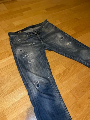 Dondup george - Ett par riktigt schyssta Dondup George i storlek 30. Priset är förhandlingsbart vid snabba affärer. Skriv ifall ni har nån mer fråga!