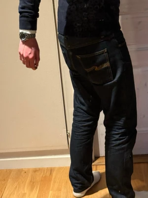 Mörkblå jeans från Nudie Jeans - Storlek W32 L32. Steady Eddie Dry Heavy Använda max 5–7 gånger max, i riktigt fint skick utan slitage eller defekter ✅ Originaltags är kvar men ej fast. Straight fit i hög kvalitet – formar sig snyggt med tiden ✨ jeansen är dry alltså kommer de få en egen tvätt efter tiden som selvedge  Pris: 1200 kr () Pris kan diskuteras vid snabb affär 💬 Fler bilder fixas på förfrågan ✉️