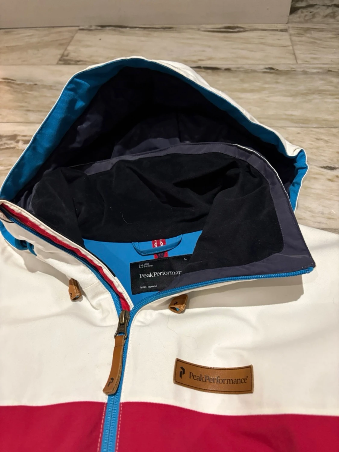 Vit och mörkblå slalomjacka med huva från Peak performance  - 2