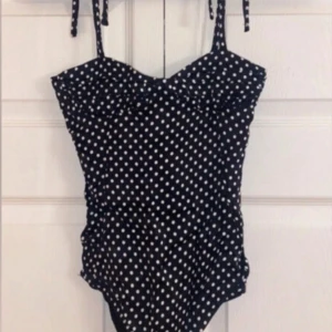 Svart prickig body, Zara, populär, eftertraktad  - Supersnygg svart prickig body ifrån Zara! Skicket är bra, har varit ett super litet hål men sytt ihop med maskin så syns inte! Supersnygg och eftertraktad! Storlek S men passar från xs-M kolla min senaste annons för fri frakt och beskrivning’ 