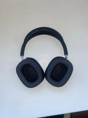 AirPods Max  - Snygga Apple AirPods Max i blått med over-ear design. Hörlurarna har mjuka öronkuddar i memory foam, justerbart huvudband i mesh och aluminiumkåpor. Perfekta för dig som vill ha grymt ljud och stilren design.