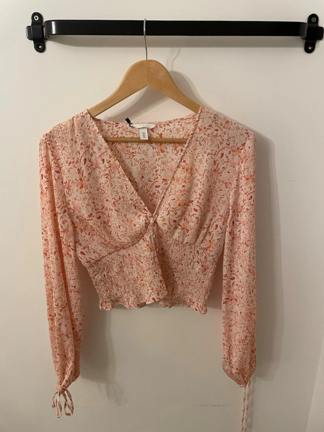 Blommig blus från H&M med v-ringning