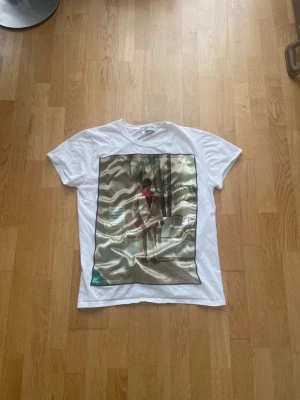 Rive Droite T-shirt - En riktigt snygg T-shirt med Tony Montana på, märket heter Rive droite och nypriset ligger runt 1300kr. Skriv ifall ni har nån mer fråga!