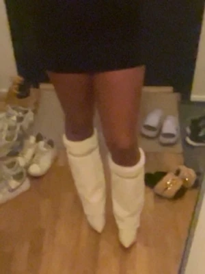 vita fluffiga stövlar med spetsig tå  - unika vita stövlar med fluffigt pälsmaterial och spetsig tå, stövlarna har en dekorativ rem upptill och en låg klack. perfekta för dig som vill sticka ut och hålla värmen under kalla dagar, kan samt användas under varmare perioder också!