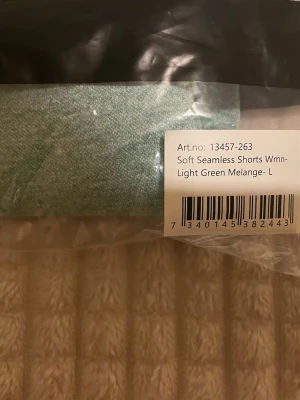 Seamless shorts i ljusgrön melange - Säljer ett par seamless shorts från ICANIWILL i en snygg ljusgrön melange. De har hög midja och är tillverkade i ett mjukt, stretchigt syntetmaterial som passar perfekt till träning. Stilren design utan sömmar för maximal komfort.