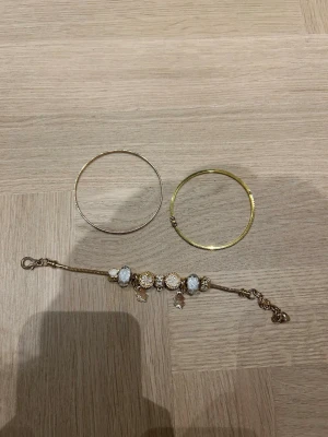 Guldarmband (går att köpa styck) - Säljer dessa guld smycket pågrund av inte nån användning. De är superfina och är i ett fint skick💕