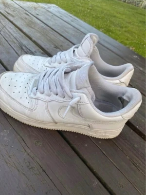 Nike Air Force 1  - säljer mina Nike air force 1 för den har blivit för liten för mig den är storlek 39 
