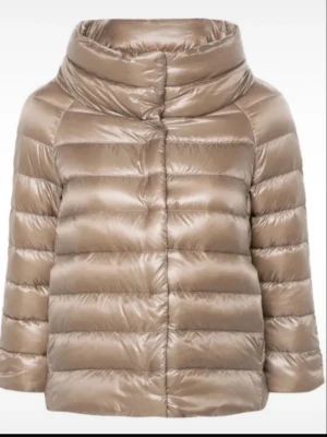 Herno jacka  - Beige herno jacka, strl IT 40/s bra skick, kan endast mötas i Sthlm  