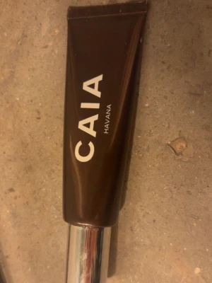 CAIA Havana flytande bronzer - Flytande bronzer från CAIA i nyansen Havana. Kommer i en brun tub med silvrig pump och lock, perfekt för att ge ansiktet en solkysst look. Enkel att applicera och blanda ut för ett naturligt resultat. Använd endast 1 gång