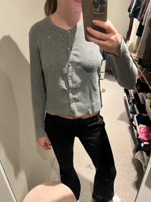 Grå kofta med detaljer - Säljer en grå kofta med glittriga knappar. Den är i storlek S. Den köptes på Vinted men är från Zara. Säljer då den va för lite när den kom. Den har en fläck på armen, vet inte om den går bort jag har inte provat, där av priset. Hör av er vid frågor!💗💗