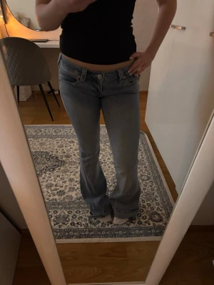 True Religion ljusblå bootcut jeans - Säljer ett par ljusblå jeans från True Religion. strlk 24🤍🤍 har använt bara några gånger