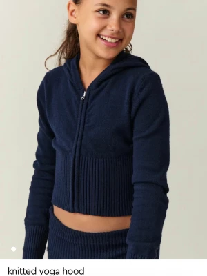 Mörkblå stickad hoodie  - Slutsålt överallt,jätte populär våga sätta prisförslag och skriv om du har frågot❤️