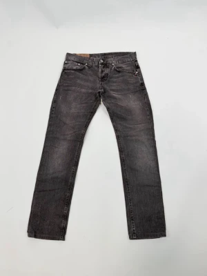 Svarta Dondup jeans  - Svarta Dondup jeans, sitter jättebra och är sjukt snygga. Skick 4/5, inga slitningar eller nånting. Nypris 3500, säljer dom nu för 900 kr. 