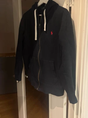 Polo Ralph lauren hoodie  - Polo Ralph lauren zip up hoodie i storlek M. Fint skick!