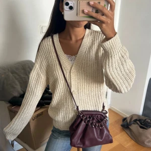 Väska - söt vinröd väska köpt secondhand 