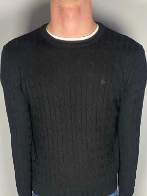 Kabelstickad Morris tröja - Säljer en riktigt snygg och trendig Kabelstickad Morris tröja i 100% merinoull och i fint skick, storlek S, vid frågor är det bara att skriva //Gramenti