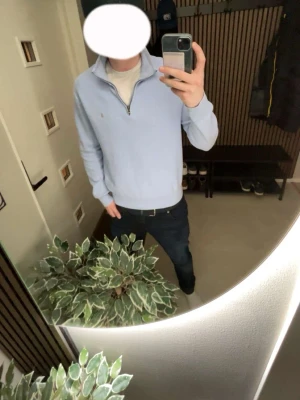 Ljusblå halvzip-tröja från Ralph Lauren - Tjena! Säljer nu min ljusblå Ralph Lauren halvzip tröja, qR-kod, finns,tröjan är i storlek L, skriv vid minsta fundering 💭 