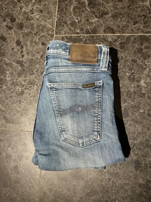 Nudie jeans med slitningar  - Tja! Säljer ett par feta nudie jeans i färgen blå med snygga slitningar! Storleken är W28||L32. Bara att höra av sig vid eventuella frågor!