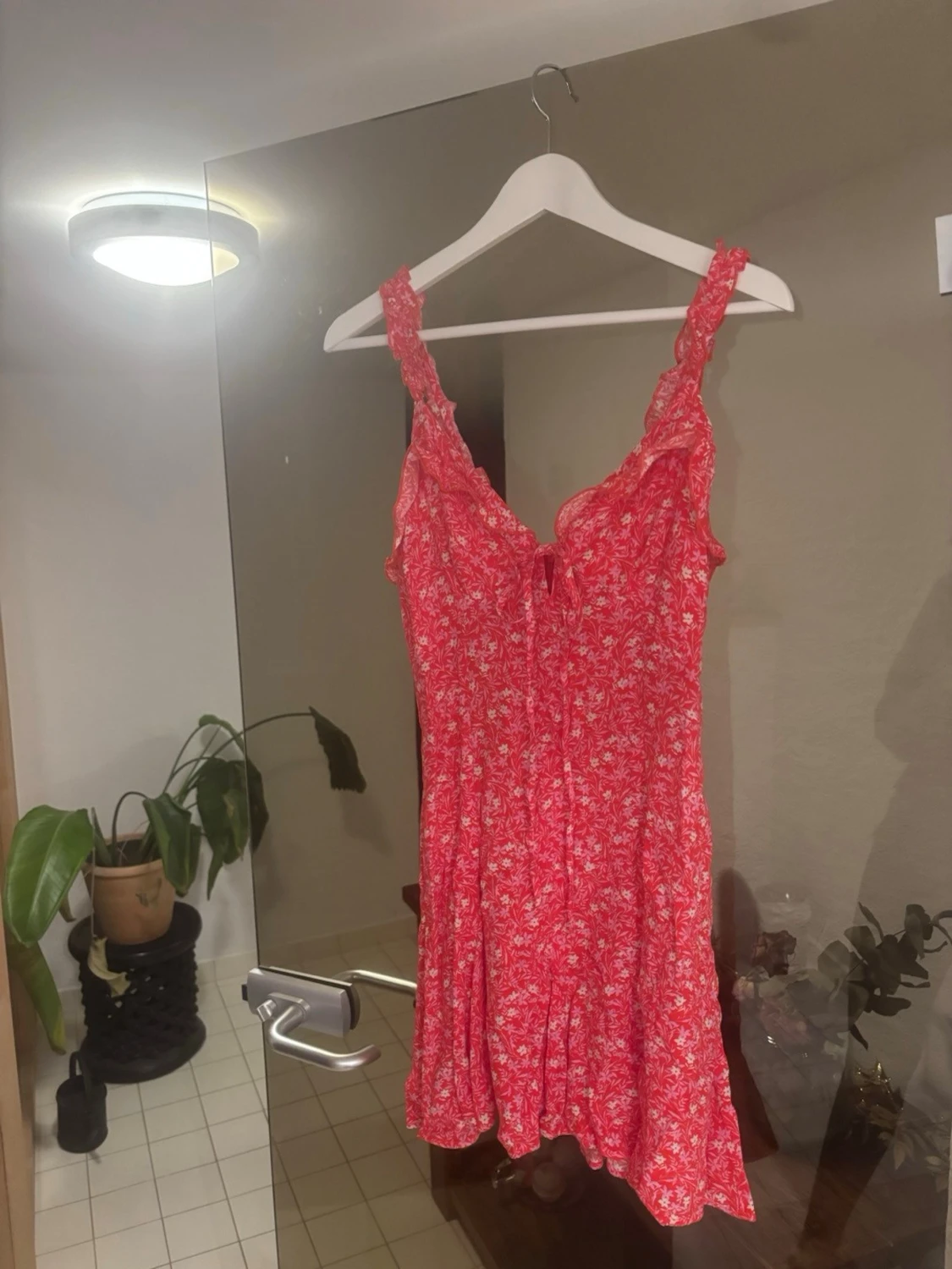 Röd blommig kortklänning med volang - 1