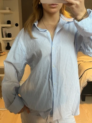 Blårandig pyjamas med byxor och skjorta - Klassisk pyjamas set i ljusblått och vitt med tunna ränder. Man kan köpa delarna separat också, skjorta: 170kr byxor: 210kr Super mysig och snygg på kroppen! 😊