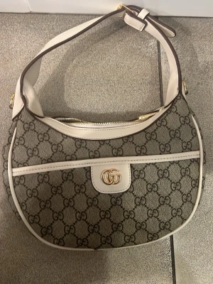 Snygga väskan  - Fint och trendig väskan som många tjejer gillar 