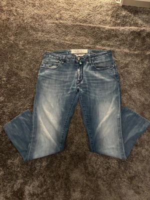 Blå Jacob cohën jeans - Säljer ett par blå Jacob cohën jeans som är helt felfria. Jeansen har normal passform och raka ben, tillverkade i mjukt jeanstyg. Perfekta för dig som gillar stilrena och bekväma jeans. Perfekta till alla årstider, pris kan diskuteras.Ny pris 4500kr. 