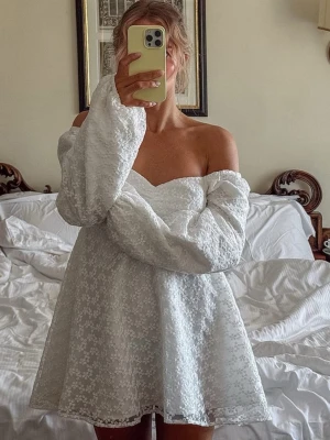 Vit studentklänning - Säljer min älskade studentklänning. Superfin med blommor och puffärmar. Finns inga fläckar eller andra defekter. Den är slutsåld på hemsidan men jag köpte den här på Plick för 2 år sedan🥰str: 36