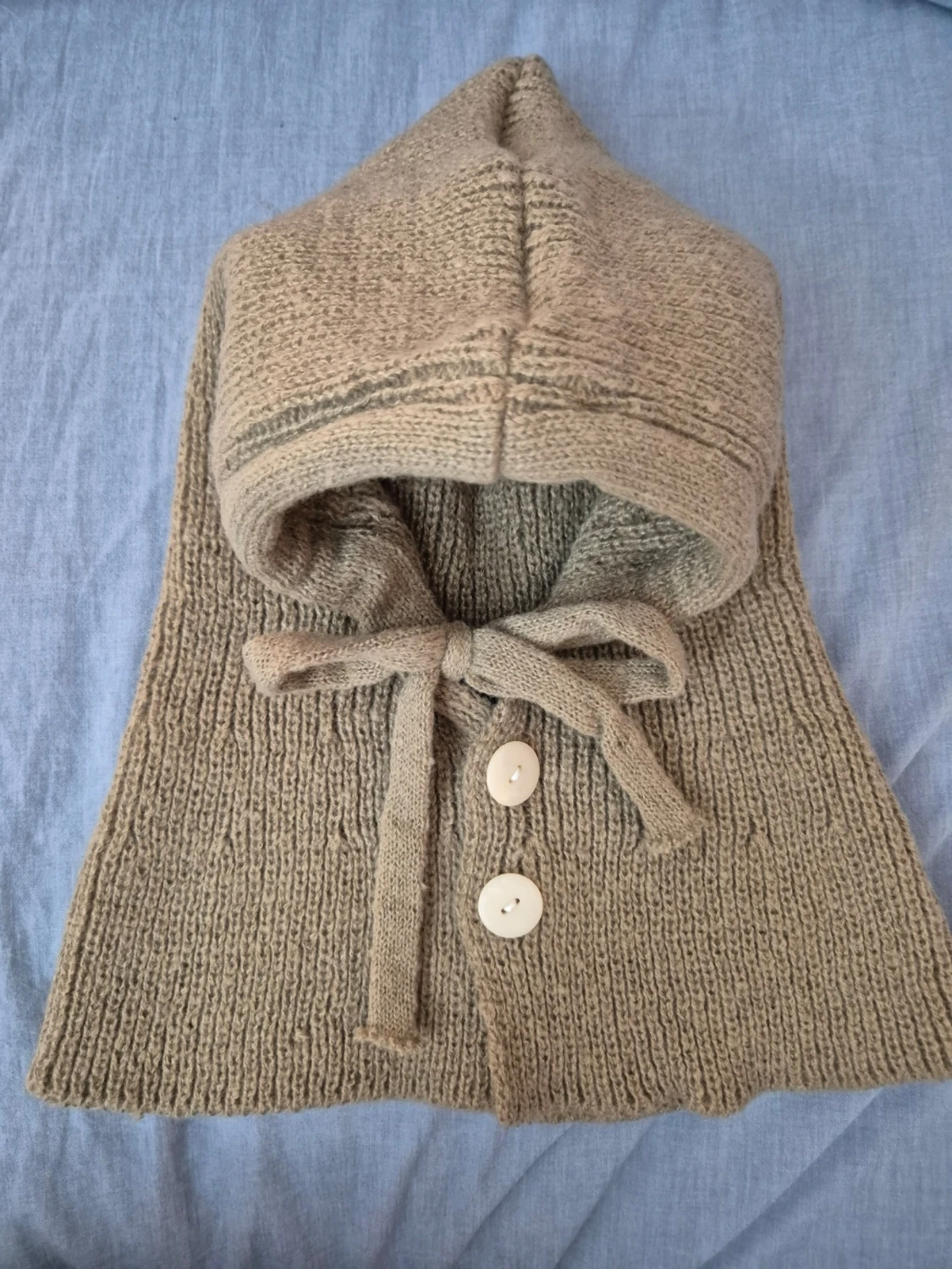 Beige stickad huvdhalsduk med knappar - 2