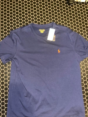 Ralph Lauren T-Shirt - Säljer en helt ny Ralph Lauren T-Shirt I Storlek M 👕Tveka inte om du har någon fråga 🙋‍♂️ Kan tänka mig gå ner lite i Pris då den var för liten för mig 