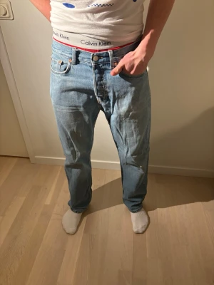 Weekday ljusblå jeans straight fit - Weekday jeans i ljusblå tvätt med rak passform och normal midja. Femficksmodell med knappgylf och ikoniska bakfickor. Tillverkade i slitstarkt bomullsjeansmaterial, perfekta för en avslappnad och tidlös look. Pris kan diskuteras vid snabb affär!✅