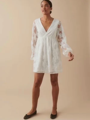 Studentklänning ginatricot - Vit mönstrad klänning från ginatricot i storlek small. Köptes inför min student 2024. Användes enbart på min mottagning, och sedan dess har den bara hängt i garderoben! 