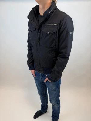 Woolrich Jacka  - Hej! Säljer nu denna väldigt snygga och eftertraktade Woolrich Fieldjacka!  Jackan är slutsåld överallt och går inte att få tag på… jackan är perfekt nu till vintern Storlek M  Ny pris: 6000 kr Säljs för: 1299 kr