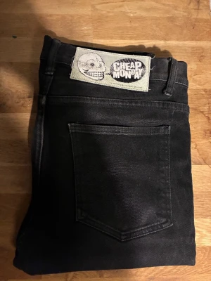 Svarta Cheap Monday skinny jeans - Säljer ett par svarta slim jeans från Cheap Monday. 