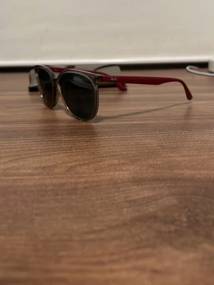 Ray Ban solglasögon  - Säljer dessa Ray ban i färg Vinröd och grå. Skicket är okej, lite smårepor på glaset och en defekt på fodralet annars funkar dem väldigt bra. Nypris är runt 1200kr. Hör av dig vid flera bilder eller frågor