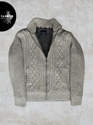 Fodrad cardigan kofta - Såld! Beige cardigan i storlek S (/M) med stickad utsida och helfodrad insida i mjukt gråbrunt teddy fleece. Två yttre fickor och en innerficka vid bröstet inuti fodret. Varm, mjuk och bekväm! Skicket är mycket utan några defekter. Hör av dig för mått!                                                                ~                                                                             Nypris okänt liknande säljs för 500-800 | Vårt pris 595 kr. Alla följare får rabatt så följ!