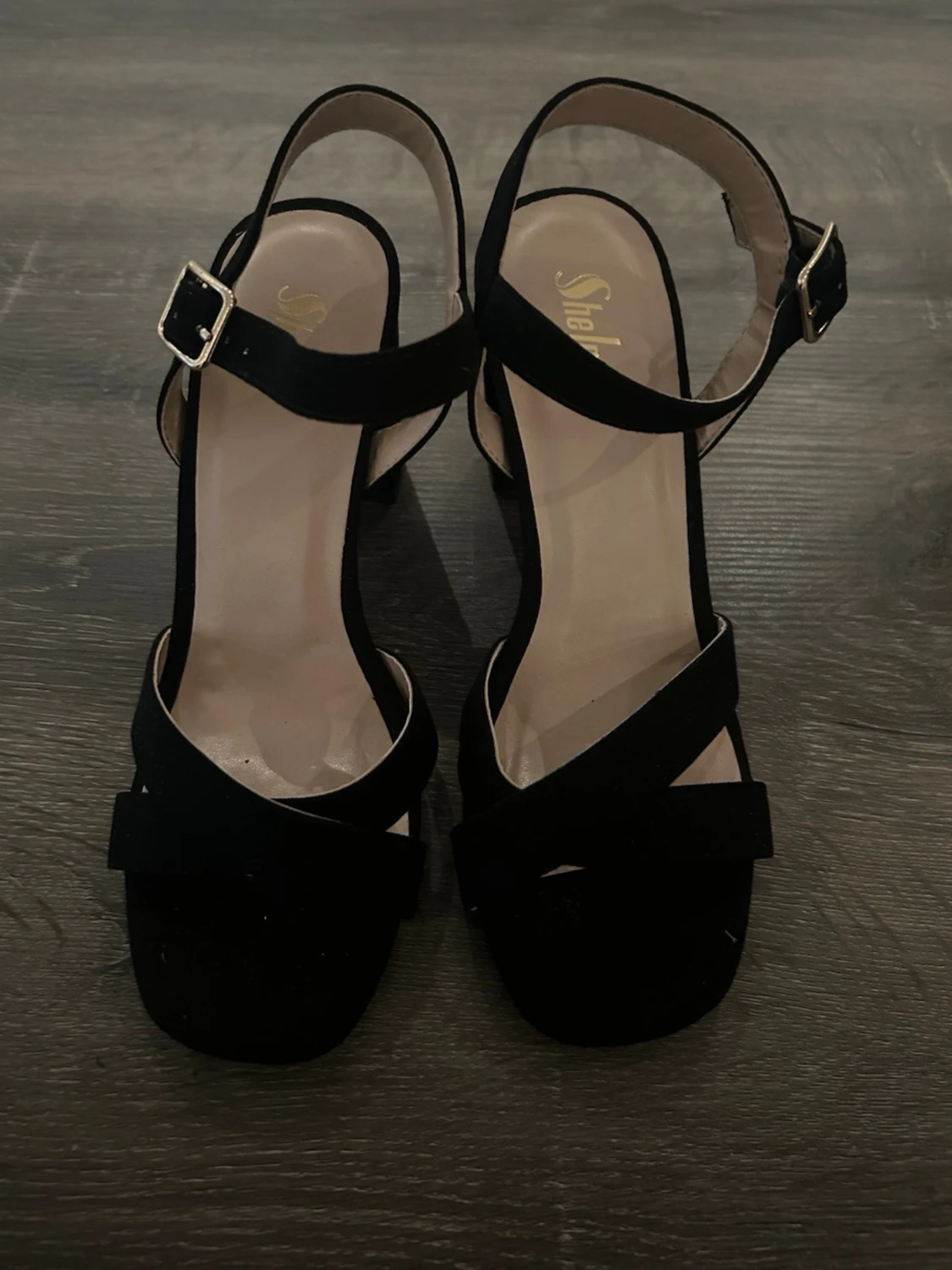 Svarta sandaler med klack och spänne