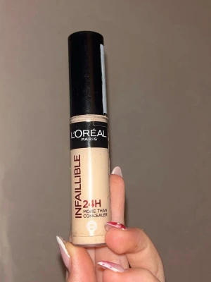 L'Oréal Infaillible Concealer 326 Neutral - Loreal Concealer i färgen 326. Helt ny och full samt knappast använd. Anledning till varför jag säljer är pă grund av för ljus farg. Köpt för ca 130kr och säljer för 50kr💕 Skriv privat via frågor🙏🏼